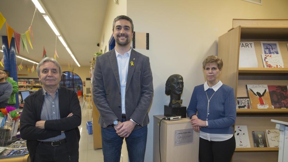 El alcalde de Agramunt, Bernat Solé, ayer con los dos donantes de la escultura. 