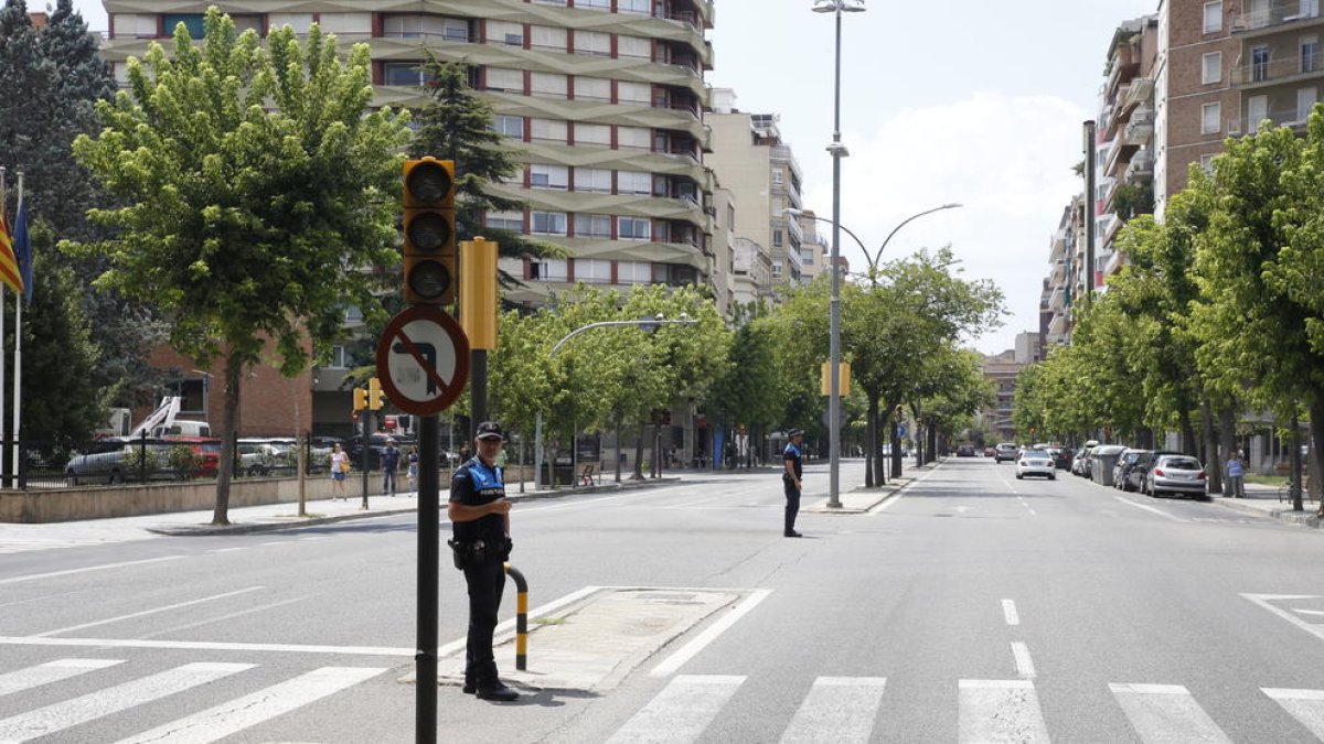Semáforos sin funcionar ayer en la avenida Prat de la Riba. 