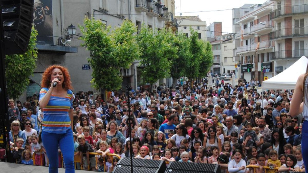 Dàmaris Gelabert va omplir de públic infantil el centre de Mollerussa.