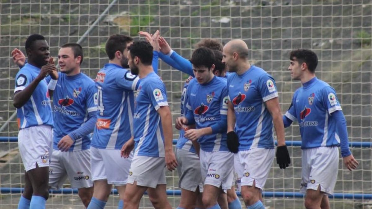 Els jugadors celestes celebren un dels gols aconseguits davant del Casetas. 