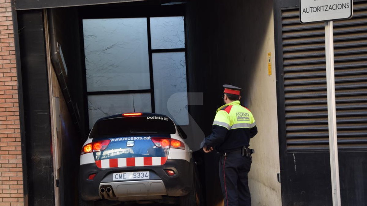 Un vehicle dels Mossos porta el detingut a les dependències dels jutjats de la Seu d'Urgell.