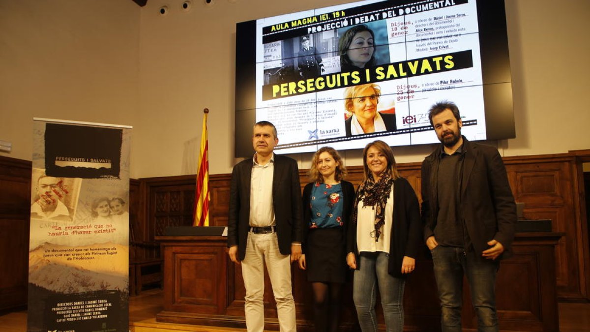 Josep Calvet, Alice Ekman, Rosa Pujol i Jaume Serra, abans de la projecció de ‘Perseguits i salvats’.