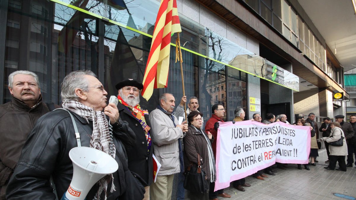 Pensionistes lleidatans en una protesta davant de la seu de la Seguretat Social a la demarcació.