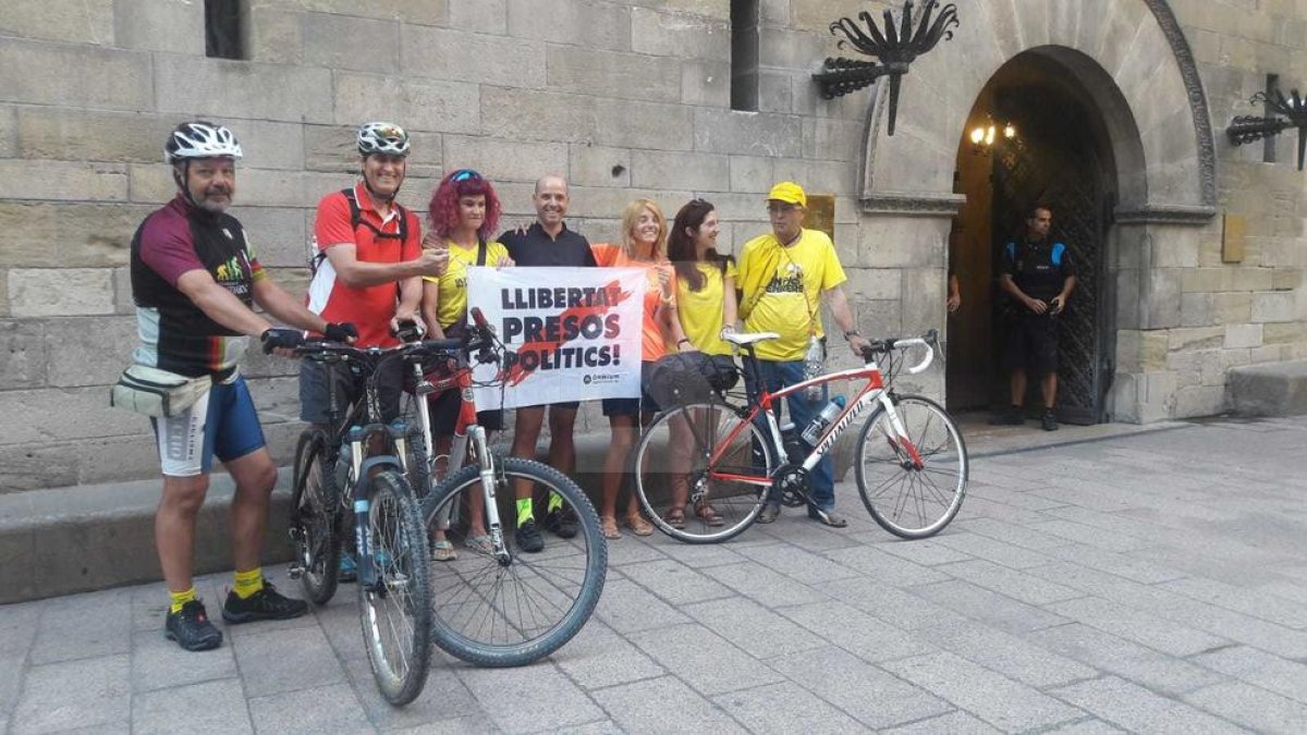 Tres ciclistes han iniciat la pedalada reivindicativa a Lleida.