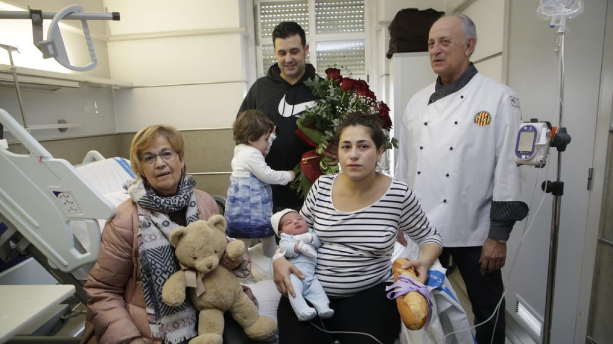 Iker, con sus padres, su hermana, la edil Montse Parra y Pau Borràs, vicepresidente de los panaderos.  
