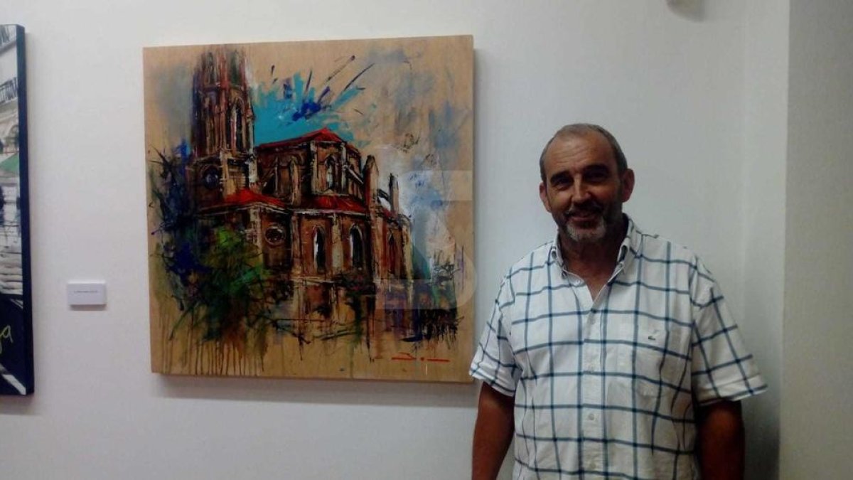 Josep Maria Batlle con el cuadro galardonado en Torrelavega.