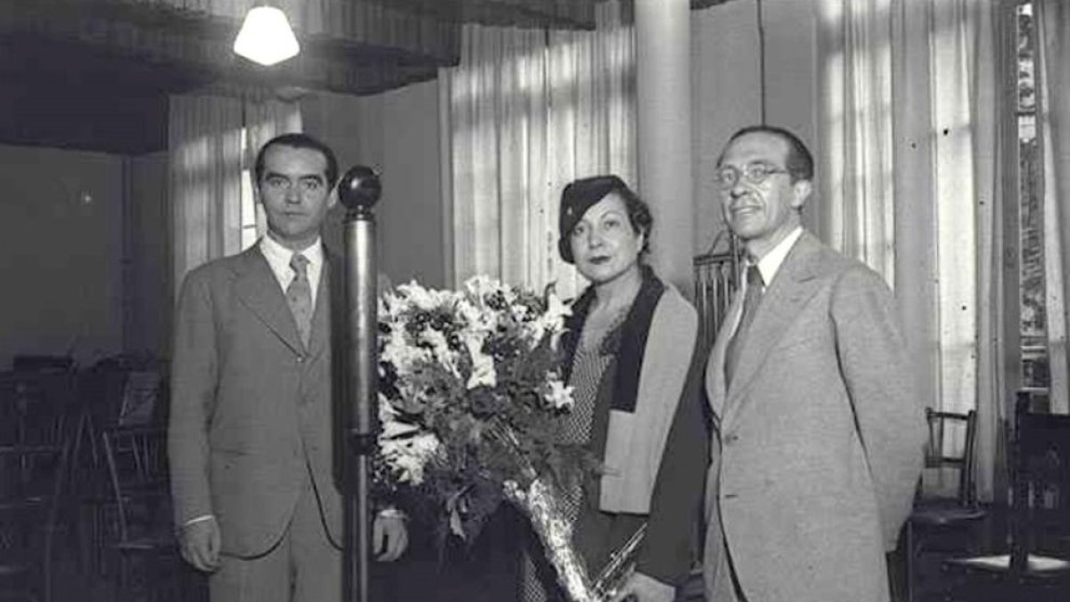 Fotografia facilitada pel Departament de Cultura de la Generalitat del poeta Federico García Lorca al costat de l'actriu Margarita Xirgu i el dramaturg Cipriano Rivas Cherif, realitzada per Josep Brangulí el 1935 a Barcelona, que ha estat trobada 