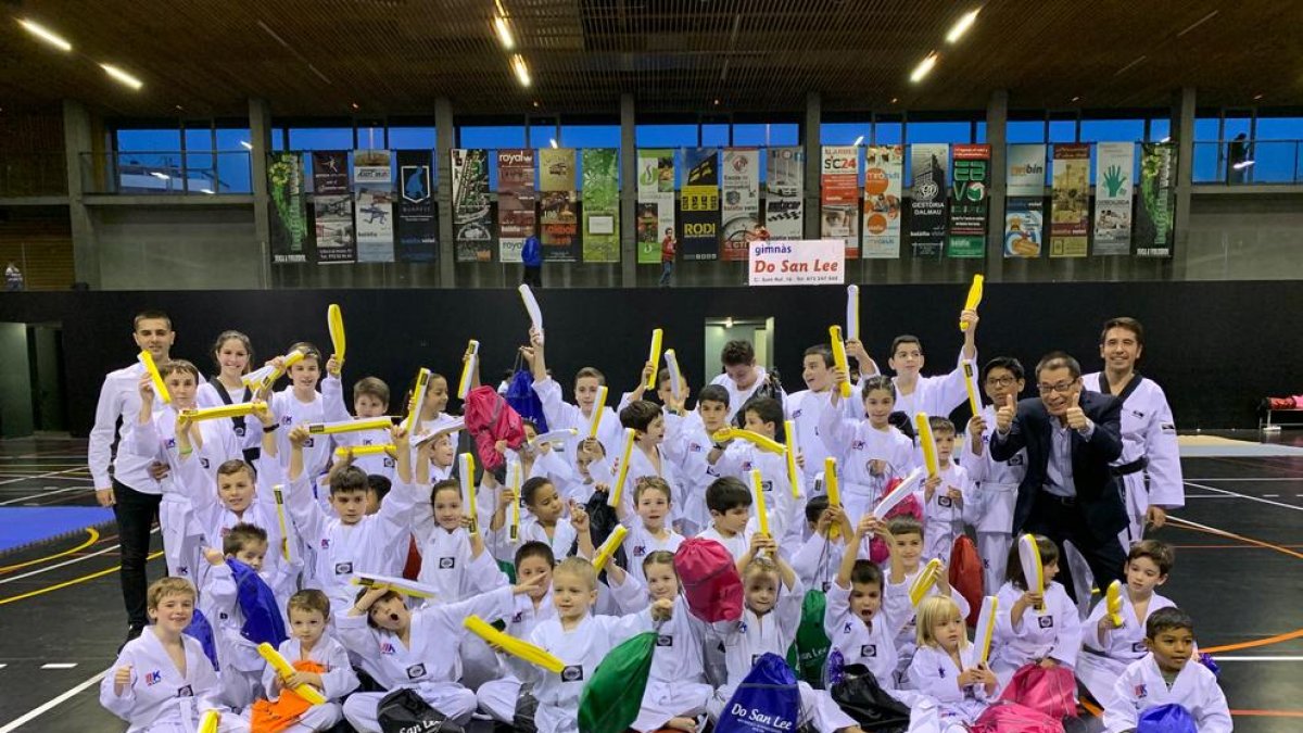 El Do San Lee examina un centenar dels alumnes de taekwondo