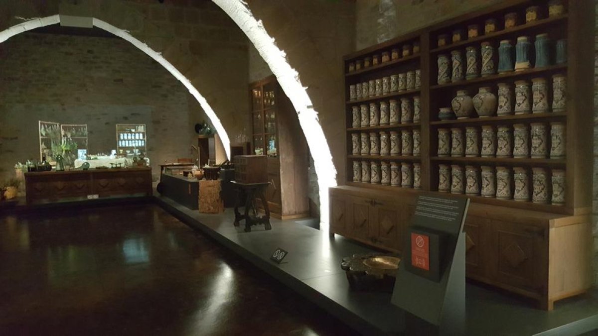 Una vista de la museïtzació de la farmàcia històrica del monestir de Vallbona de les Monges.