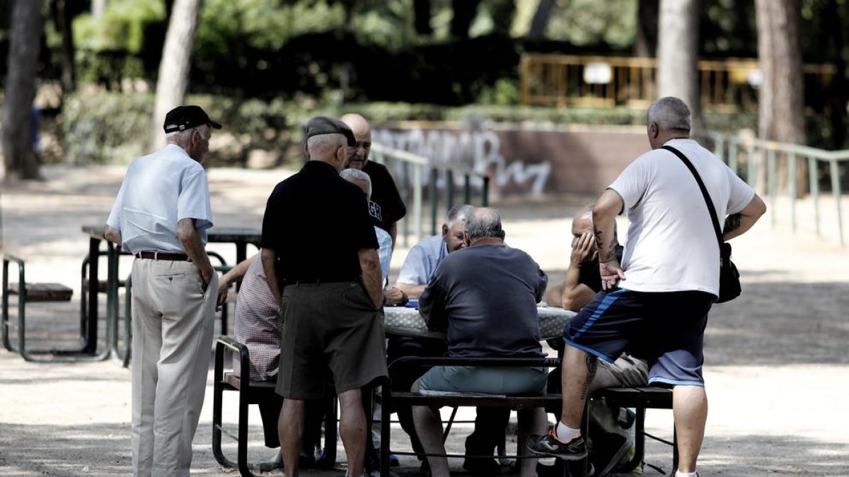 Imagen de archivo de un grupo de pensionistas en un parque.