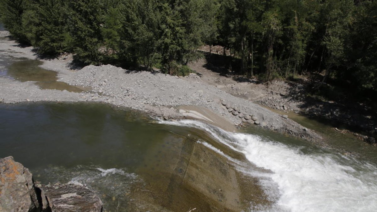 El desvío provisional del caudal del Pallaresa empieza a tomar forma junto a la presa del Hostalet.