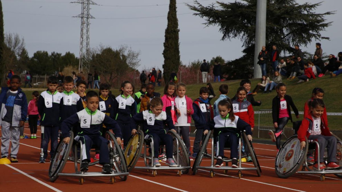 Los niños y niñas de la jornada de miniatletismo hicieron carreras en silla de ruedas para tomar conciencia acerca del deporte adaptado.
