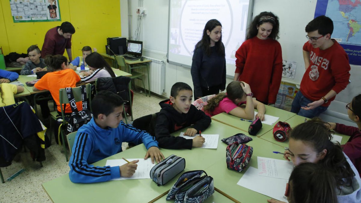 Enric, Anna, Carlota y Àlex en una clase de sexto de Primaria del colegio Riu Segre.