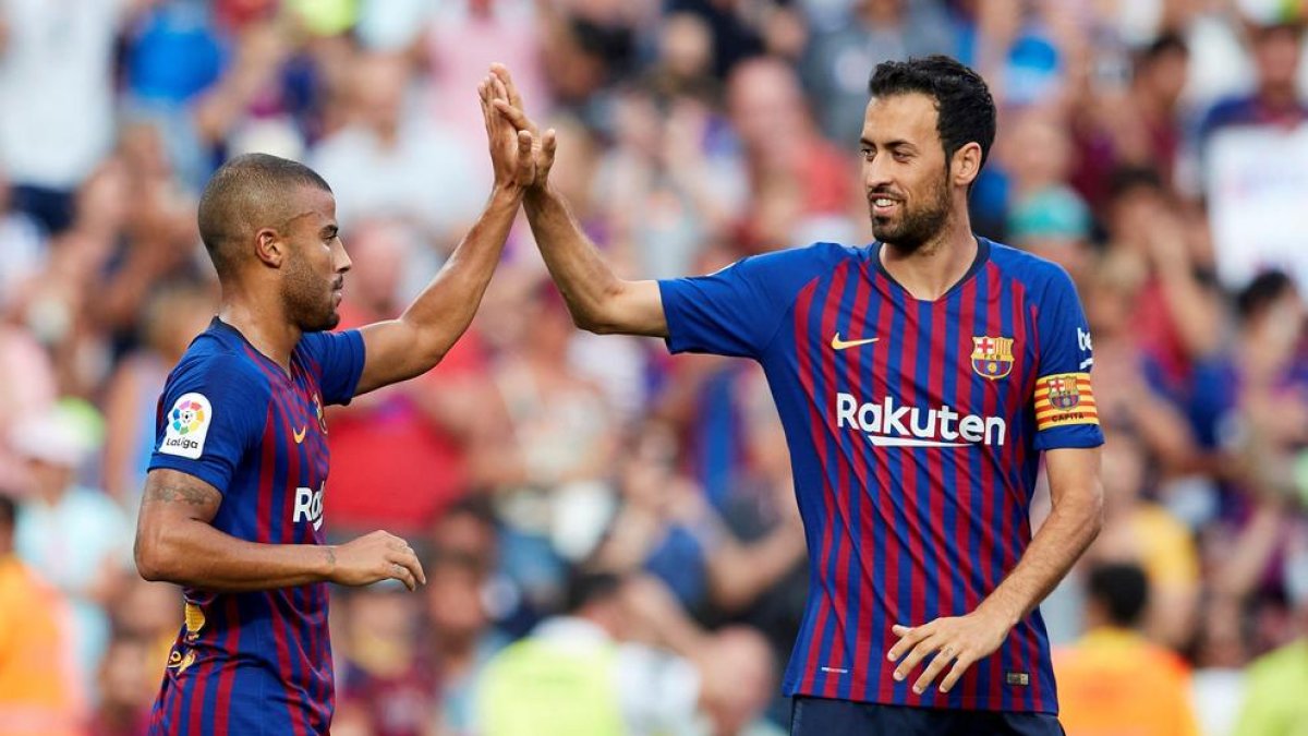 Sergio Busquets celebra un gol amb Rafinha durant el passat Trofeu Joan Gamper.