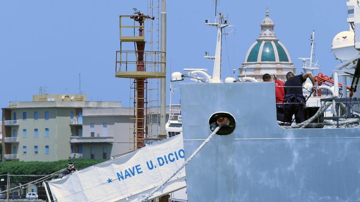 El barco de la Guardia Costera italiana “Diciotti”