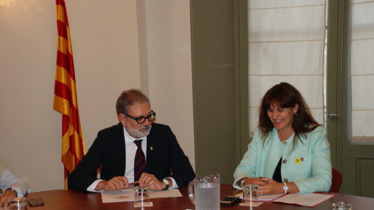 El alcalde de Lleida, Fèlix Larrosa, y la consellera Laura Borràs, ayer en la conselleria de Cultura.
