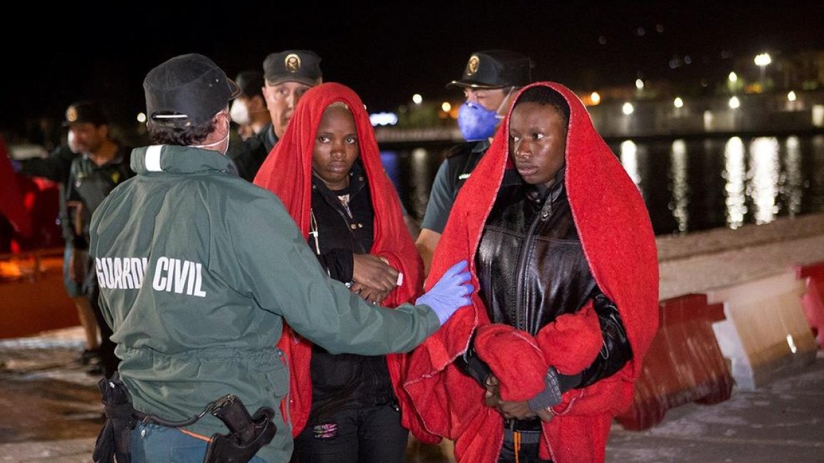 Arribada a Almeria d’immigrants rescatats quan navegaven en una pastera per aigües de l’Estret.