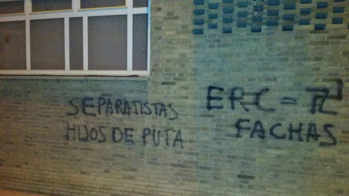 Denuncian pintadas contra ERC en el polideportivo de Balaguer