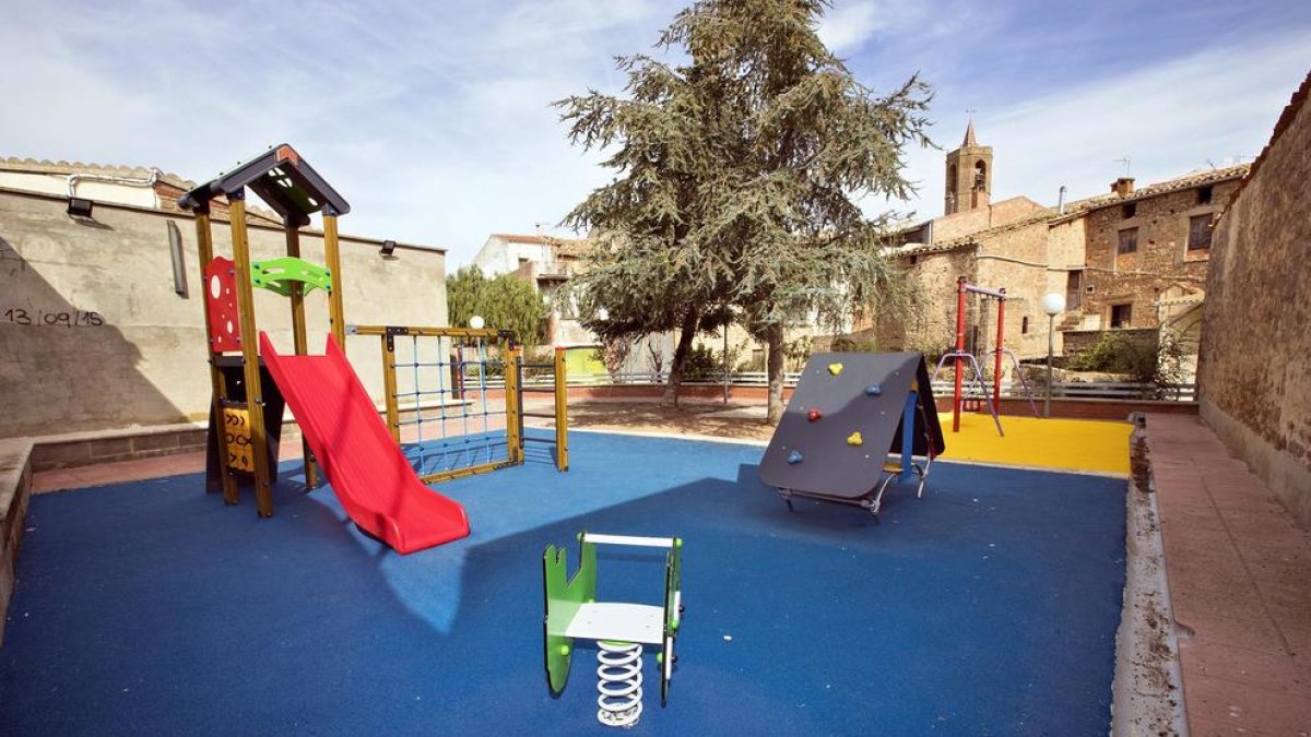 Instalan mobiliario infantil en el parque de mayores en Les Pallargues