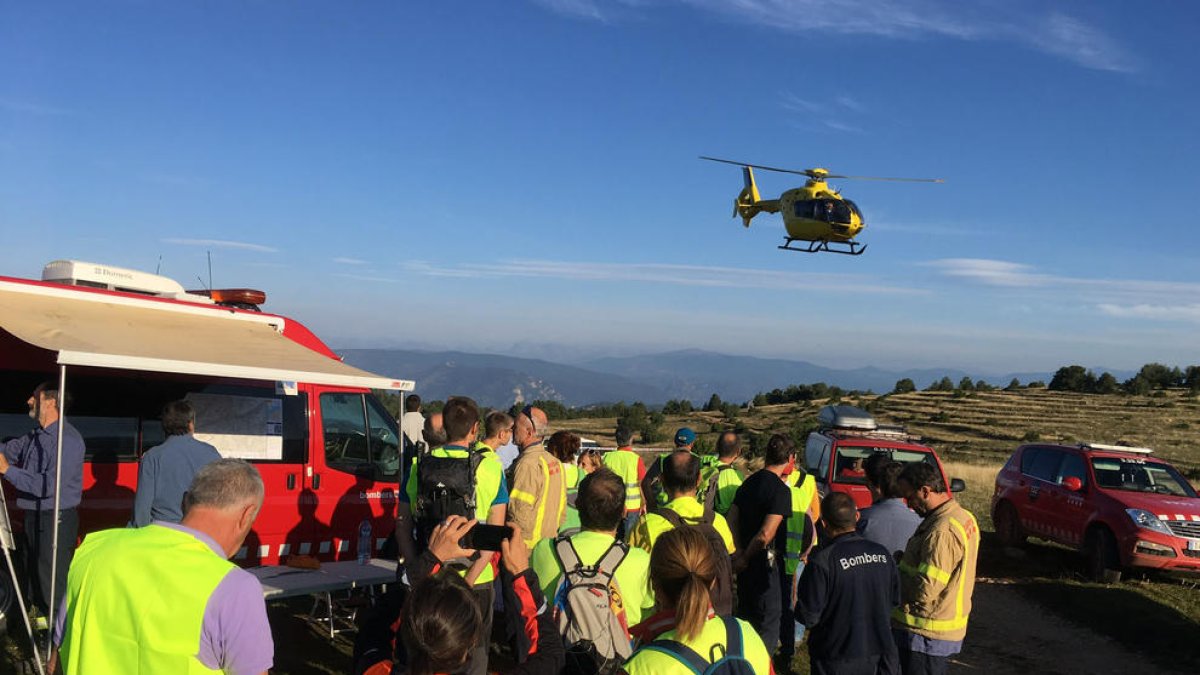 Voluntarios ayer en el dispositivo de búsqueda del ‘boletaire’ perdido entre el Alt Urgell y el Solsonès. 