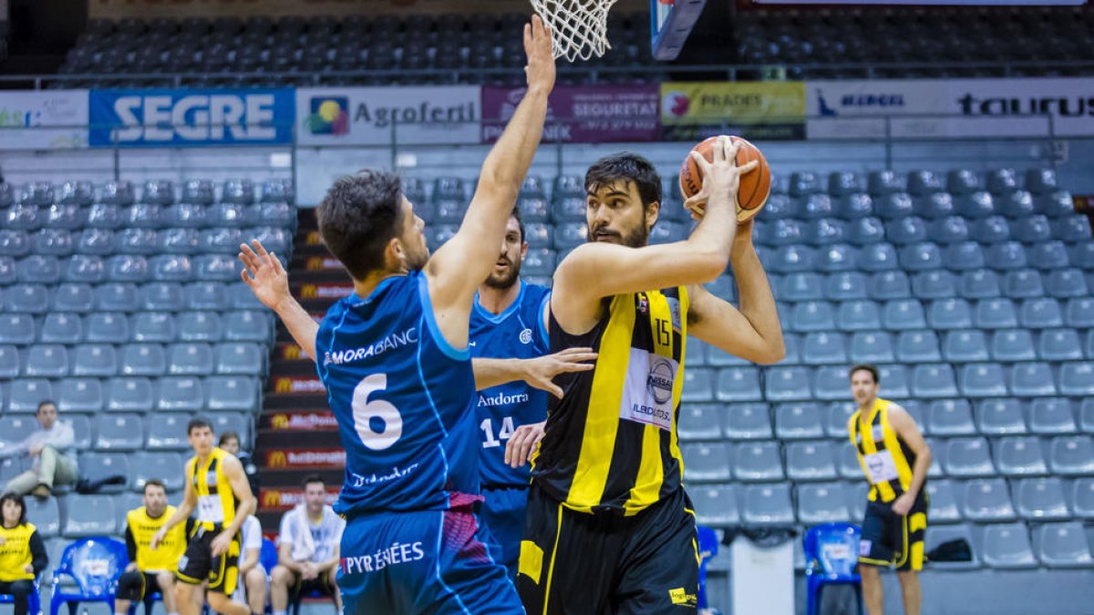 Una acció del partit disputat ahir al Barris Nord.