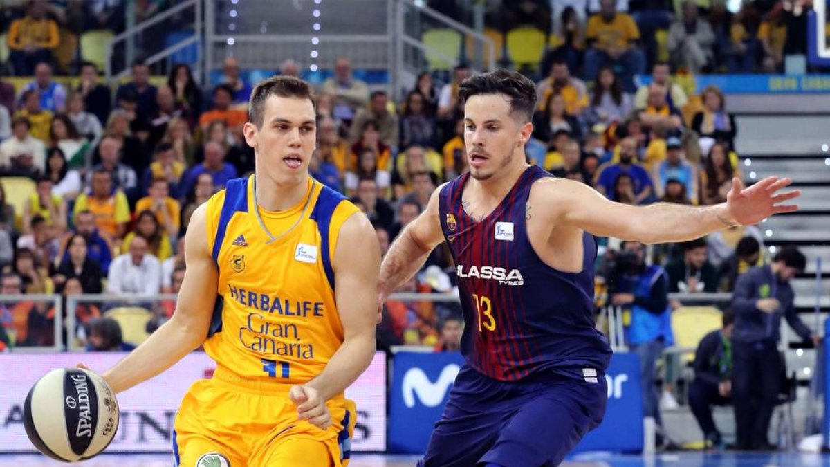 Nikola Radicevic, del Gran Canaria, ante el azulgrana Thomas Heurtel.