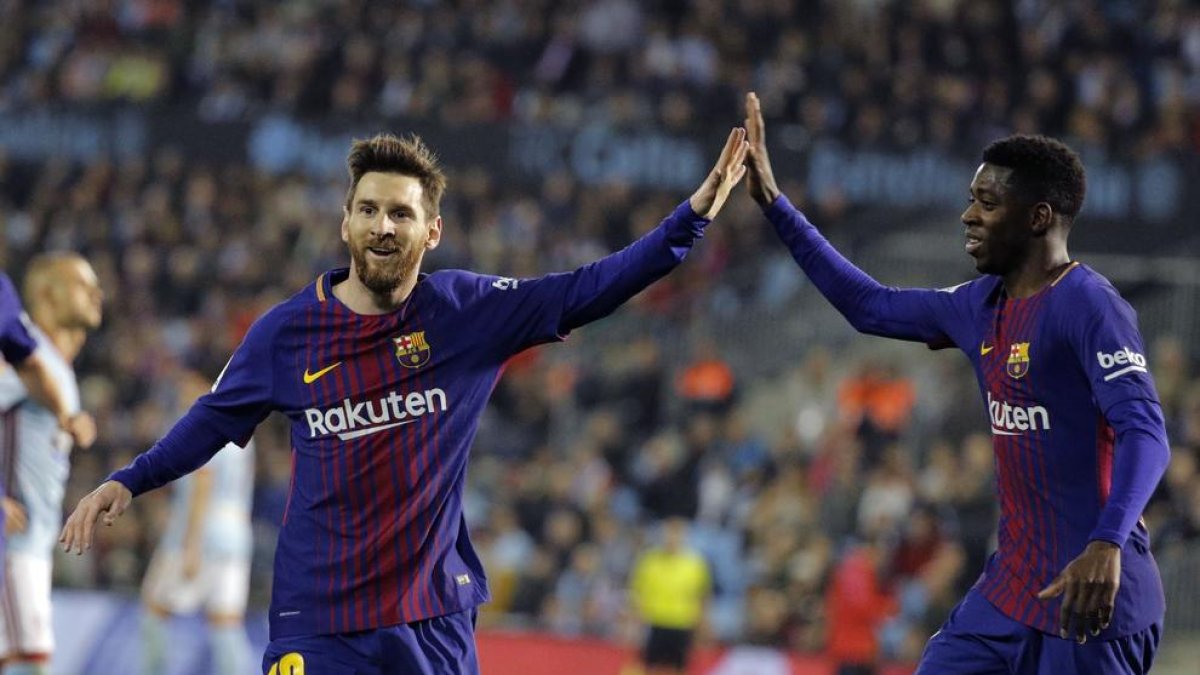 Messi i Dembélé, que va anotar el seu primer gol a la Lliga i el segon des que és al Barça, celebren l’1-2 que va marcar Paco Alcácer.