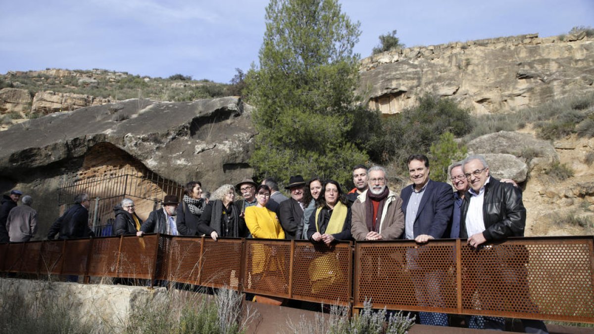 Foto de grupo, ayer tras el acto institucional y junto a las pinturas rupestres de la Roca dels Moros.