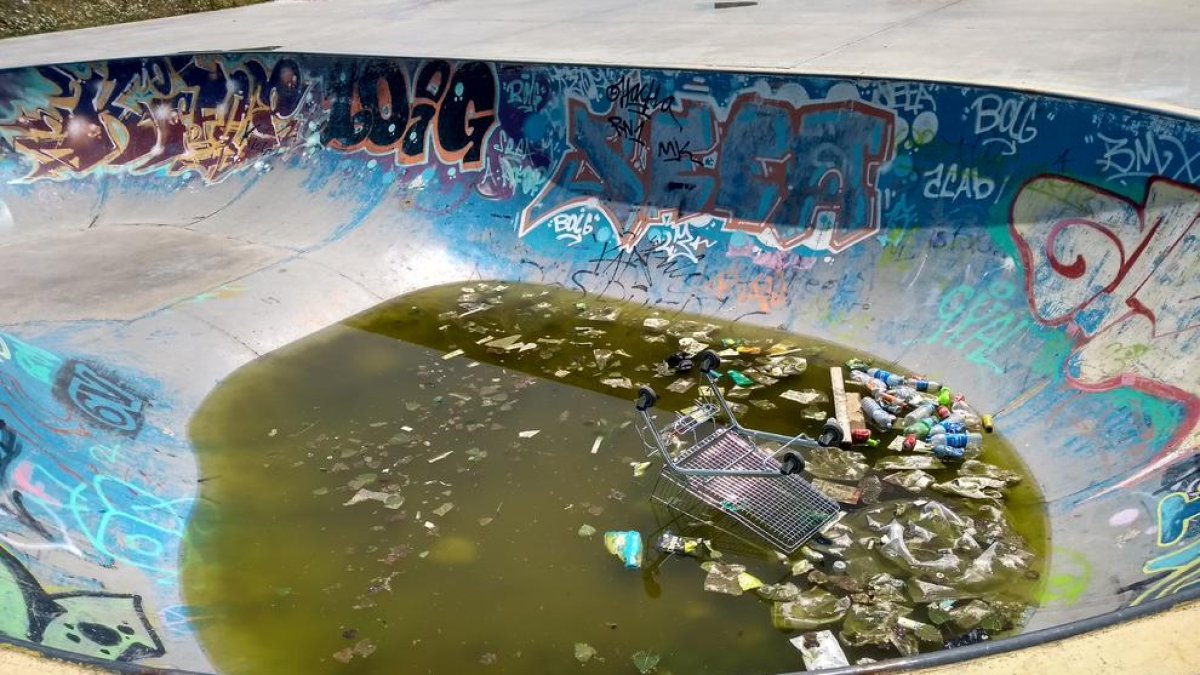 Estat ahir de l’skatepark de Pardinyes, amb l’aigua estancada i escombraries acumulades.