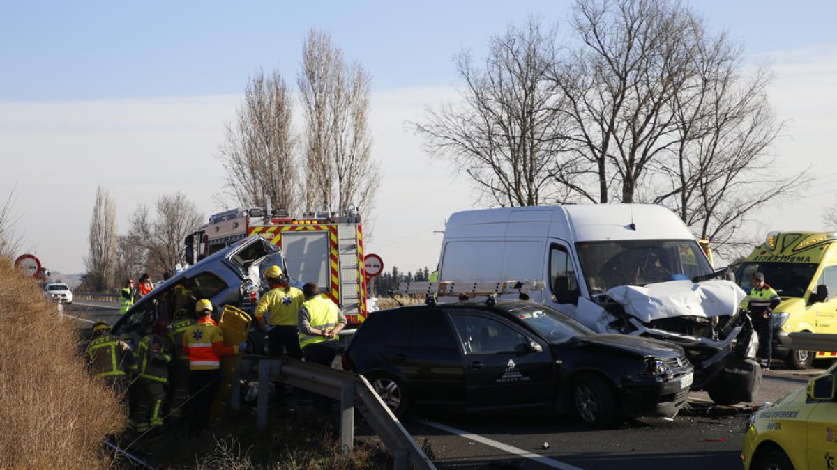 Vista de l’accident que va tenir lloc ahir a l’N-240 entre dos turismes (un va quedar fora de la cuneta) i una furgoneta.