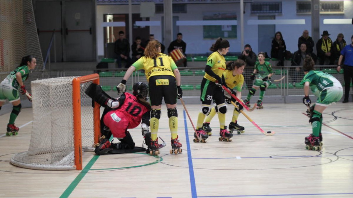 Victòria Porta intenta superar a una rival durante el partido de ayer.