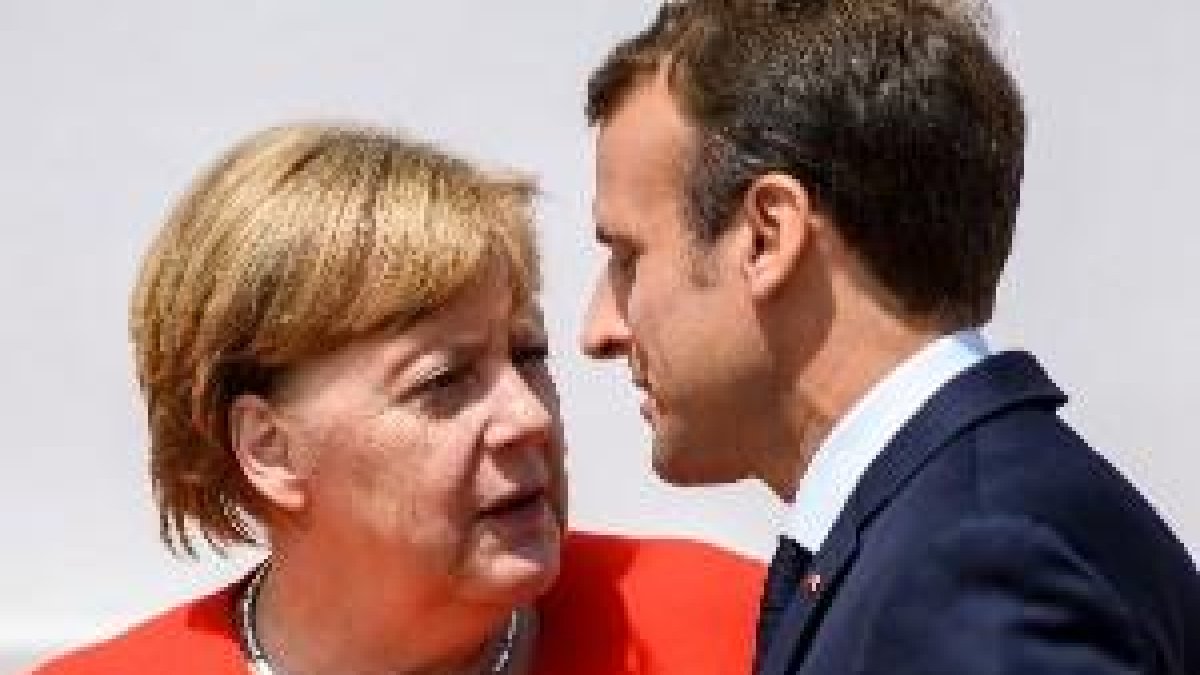 Merkel i Macron activen la reforma de l'eurozona