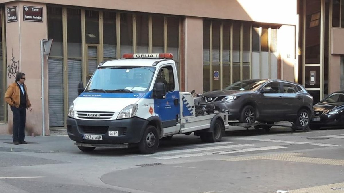 Imatge d’arxiu d’una grua retirant un vehicle a Lleida.