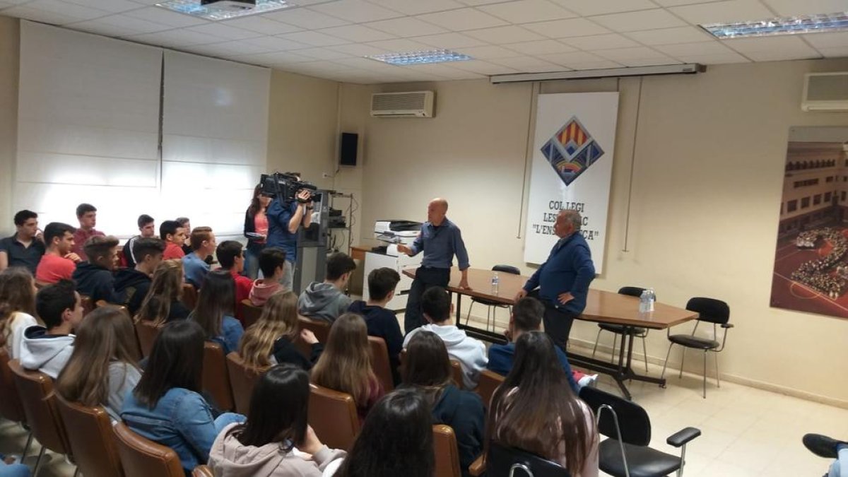 Un momento de la charla de Josep Pallàs y el padre de Pau Costa en el colegio Lestonnac Lleida. 