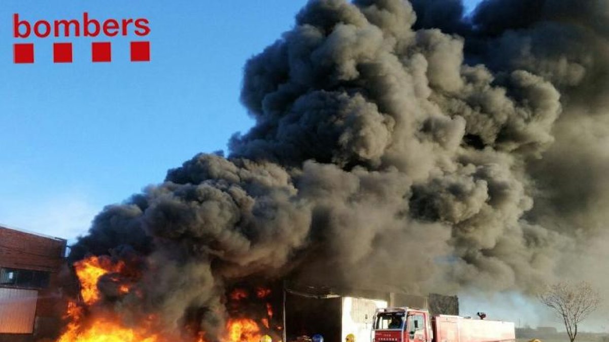 Les flames va arribar a diversos metres d’altura i van generar una intensa columna de fum.