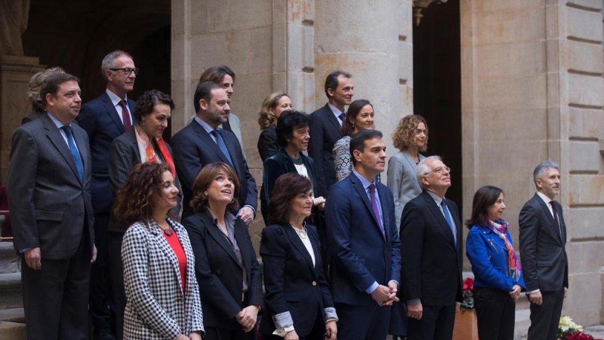 Pedro Sánchez preside la foto de familia del Consejo de Ministros en Barcelona.