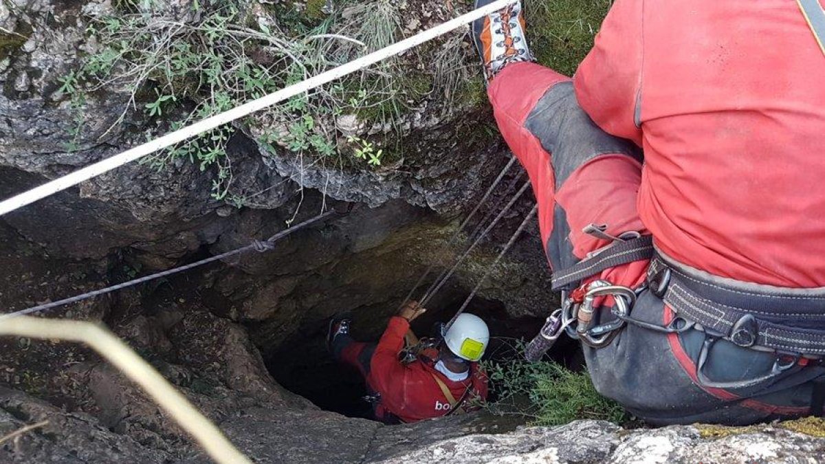 Efectius dels GRAE dels Bombers, ahir en el rescat d’una espeleòloga accidentada a Àger.