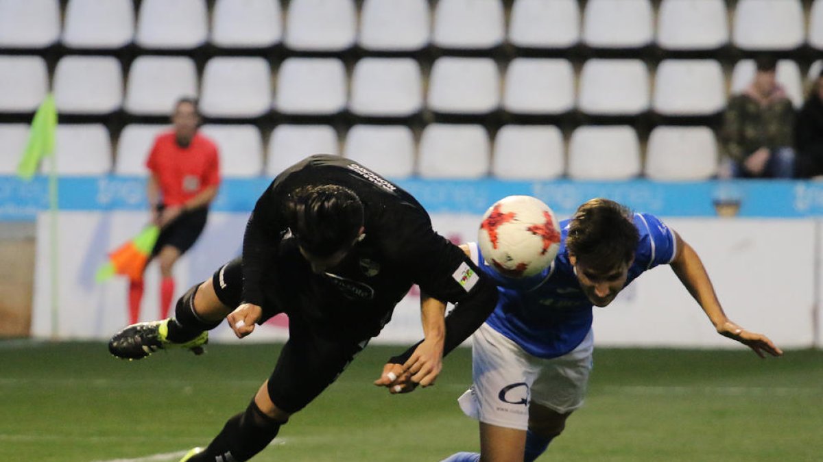 Un jugador del Lleida disputa un balón de cabeza con uno del Ebro.