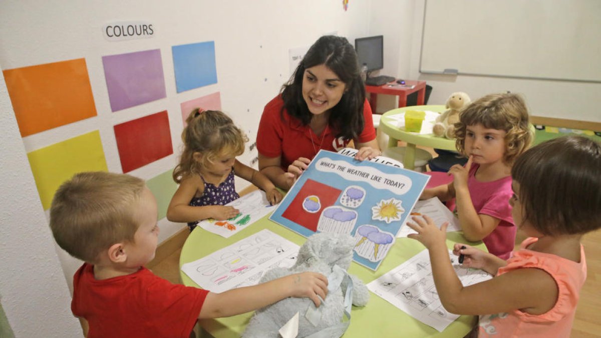 Alumnos de tres años aprenden vocabulario sobre el tiempo en la escuela LM Idiomes. 