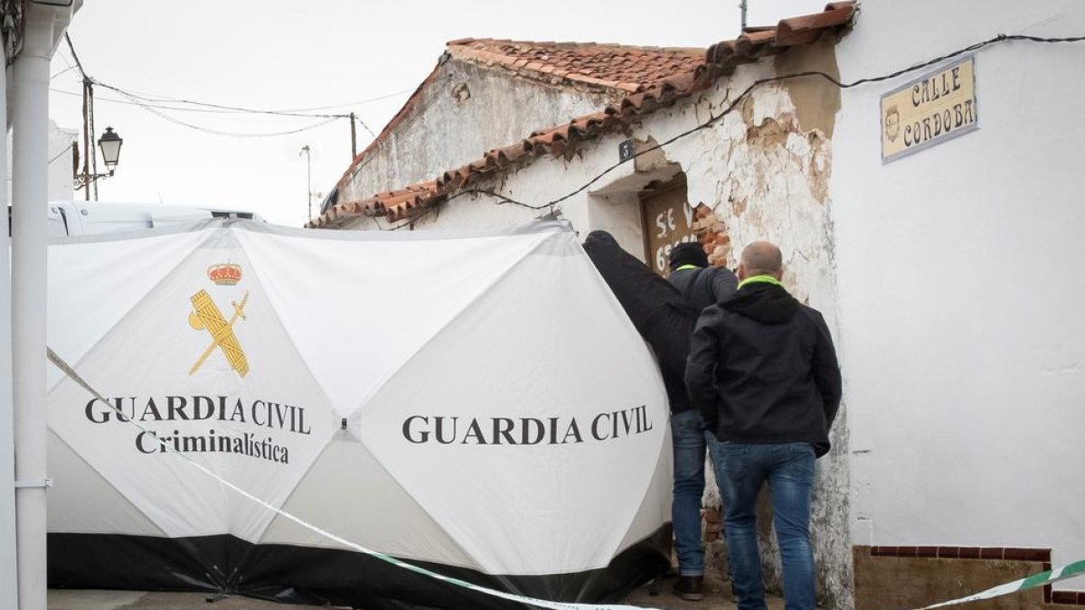 La Guàrdia Civil inspecciona l'habitatge de l'acusat del crim.