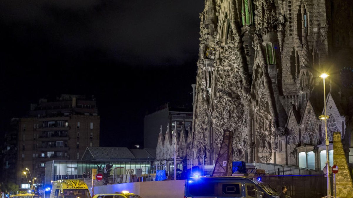 Imatge d’arxiu d’un dispositiu policial davant de la Sagrada Família.