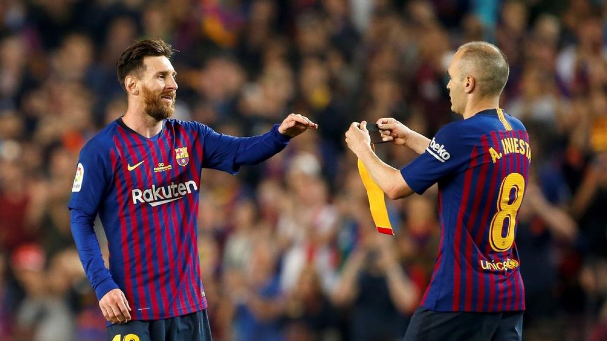 Iniesta va cedir el braçalet de capità a Messi quan el manxec va ser substituït en els últims minuts amb l’estadi corejant el seu nom.