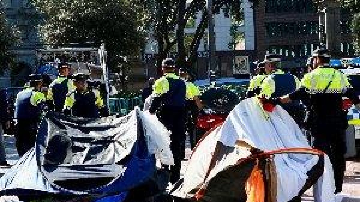 Desalojan a sintecho e independentistas de la plaza de Catalunya de Barcelona