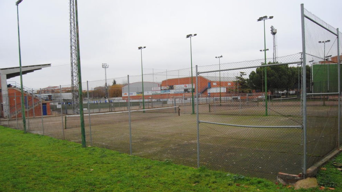 El campo de fútbol se construirá sobre las viejas pistas de tenis. 