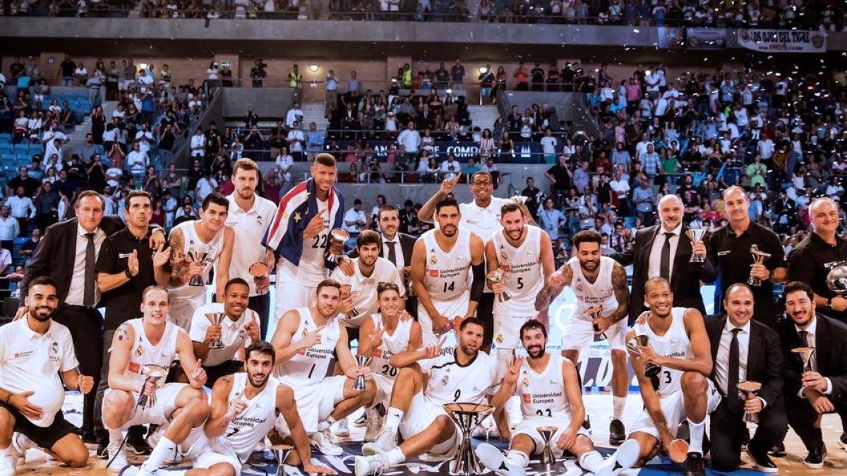 La plantilla del Reial Madrid posa amb el trofeu de la Supercopa.