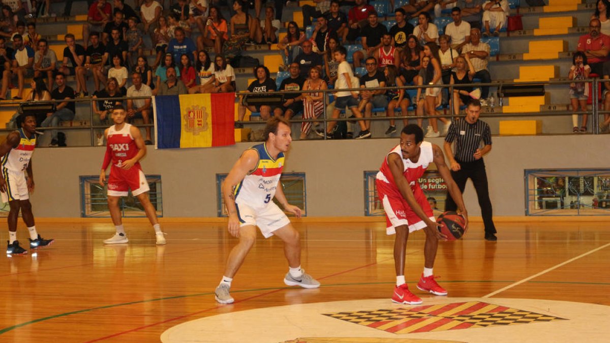 Andorra i Manresa omplen el pavelló de Balaguer en un partit de pretemporada de l’ACB de caràcter benèfic