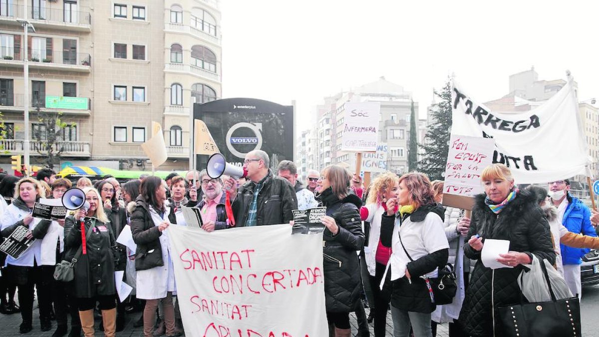 Concentració de metges davant de la seu de la delegació de Salut el 29 de novembre.