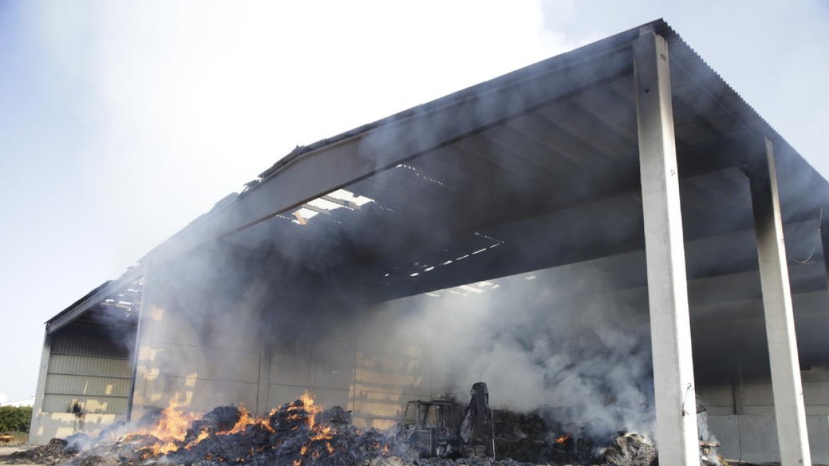 El foc va fer caure ahir la coberta d’una nau agrícola a Preixens.