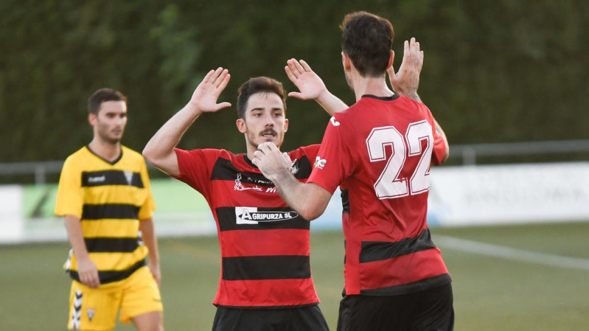 Dos jugadors de l’EFAC celebrant una acció del partit.