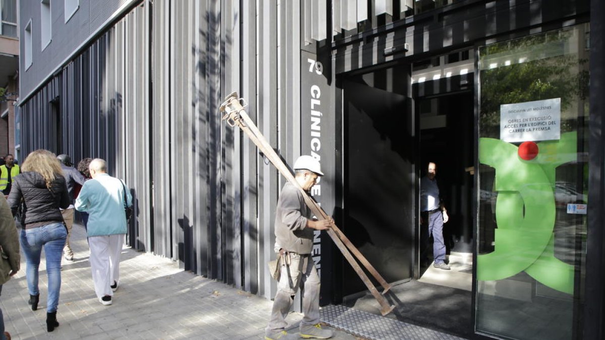 Los operarios iniciaron las tareas de apuntalar el edificio el día después de su cierre, el once de octubre.